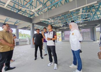MUSTAPHA Nagoor (dua dari kanan) melihat perkembangan projek medan selera di Felda Palong 6, Jempol hari ini yang masih belum boleh digunakan walaupun sepatutnya ia siap dibina pada bulan Ogos tahun lalu.-UTUSAN/NOR AINNA HAMZAH.