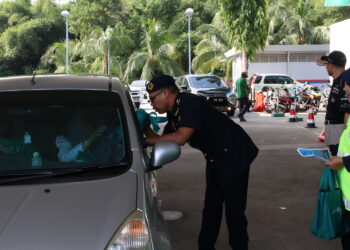 HANIF Yusabra Yusuf menyantuni pengguna kenderaan pada Program Coffee Break sempena Op Hari Raya Aidiladha (HRAA) 2024 JPJ Negeri Sembilan di Seremban.-UTUSAN/NUR SHARIEZA ISMAIL