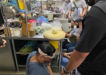 ANTARA pendatang asing tanpa izin ditahan dalam operasi Jabatan Imigresen Kuala Lumpur di sebuah pusat beli-belah di Taman Melati, hari ini.