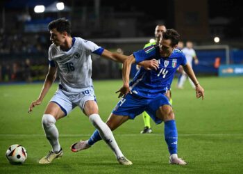 PEMAIN pertahanan Bosnia-Herzegovina, Anel Ahmedhodzic bersaing dengan penyerang Itali, Federico Chiesa dalam aksi persahabatan di Empoli, semalam. - AFP