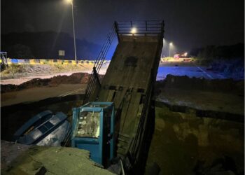 KENDERAAN lori yang terbabas lalu jatuh ke dalam tanah mendap di KM73 Jalan Kuantan-Segamat, menyebabkan pemandunya meninggal dunia di lokasi kejadian, malam tadi. - FOTO IHSAN POLIS PEKAN