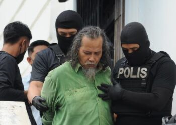 RADIN IMRAN Radin Mohd. Yassin dibawa keluar dari Mahkamah Sesyen Johor Bahru.