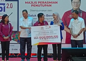 EWON Benedick  menyampaikan mok cek pada Majlis Perasmian , Penuntup dan Showcase SDSI 2.0 (Satu Daerah Satu Industri) Wilayah Selatan di Johor Bahru, hari ini. - UTUSAN/BAAZLAN IBRAHIM