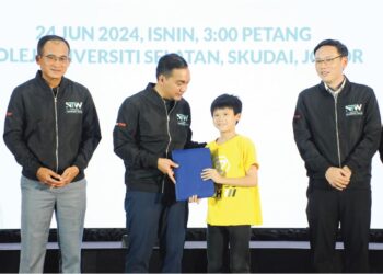 ONN HAFIZ Ghazi menyampaikan sijil penyertaan kepada seorang peserta termuda pada Majlis Perasmian NTW 2024 di Kolej Universiti Selatan, Johor Bahru.