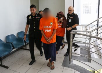 DUA penjawat awam yang ditahan reman tujuh hari bagi membantu siasatan kes menerima sogokan lebih RM700,000 sebagai dorongan untuk meluluskan projek. - UTUSAN/MUHAMAD NAZREEN SYAH MUSTHAFA