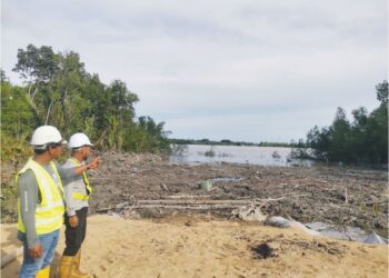 PEMBINAAN jambatan dari Parit 17 Hutan Melintang Bagan Datuk yang menghubungkan Sungai Air Tawar Sabak Bernam di Selangor. – UTUSAN