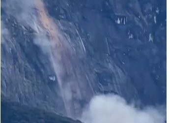 KEJADIAN tanah runtuh di kaki Gunung Kinabalu tular di media sosial.