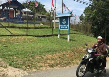 PENDUDUK mahukan pilihan raya diadakan semula bagi membolehkan rakyat memilih wakil rakyat baharu 
di DUN Nenggiri, Gua Musang, Kelantan. – UTUSAN/AIMUNI TUAN LAH