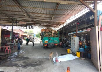 PEJALAN kaki yang maut dilanggar lori yang sedang mengundur di kawasan kilang di Jalan Lahat-Simpang Pulai, Ipoh semalam. - UTUSAN