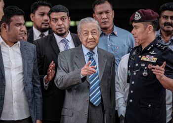 MAHATHIR Mohamad selepas memberi keterangan kepada RCI berkaitan Batu Puteh, Batuan Tengah dan Tubir Selatan di BHEUU Jabatan Perdana Menteri, Putrajaya. - UTUSAN/FAIZ ALIF ZUBIR