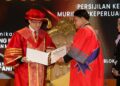 WONG Kah Woh menyampaikan sijil kepada penerima pada Majlis Konvokesyen Persijilan Kemahiran Malaysia Murid Berkeperluan Pendidikan Khas Tahun 2024 di Putrajaya. - UTUSAN/FAIZOL MUSTAFA