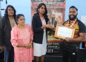 K. Jey Prabakaran Thevar, (kanan) menjadi individu pertama mencipta rekod dunia dan Asia melakukan senaman kardio dan angkat berat selama 13 jam tanpa henti.