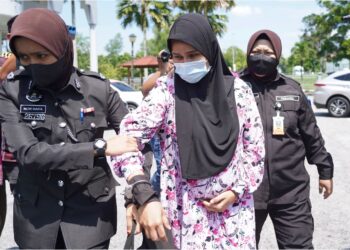 SITI Amiza Baharuddin tiba di Mahkamah Sesyen Bandar Baru Bangi bagi kes pelacuran, semalam. – UTUSAN/FAUZI BAHARUDIN