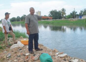 HAMZAH Ibrahim menunjukkan lokasi buaya membaham kambing pada Ahad lalu di Kampung Tengah, Klebang, Melaka. – UTUSAN/AMRAN MULUP