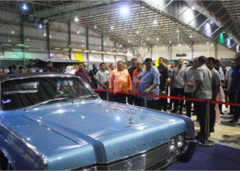 Mohd. Ali Mohd. Rustam ditemani Ab. Rauf Yusoh dan Menteri Pelancongan, Seni dan Budaya,  Datuk Seri Tiong King Sing melihat kenderaan klasik di Pameran Kenderaan Automotif Klasik Diraja Johor di MITC, Ayer Keroh, Melaka. UTUSAN/AMRAN MULUP
