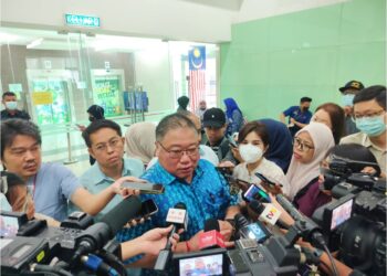 TIONG King Sing bercakap kepada pemberita selepas melawat mangsa nahas bas pelancongan di Bentong, di Hospital Kuala Lumpur, hari ini. -UTUSAN/AHMAD FITRI MOHD AS'RI