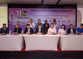 24 - Majlis Pelancaran & Menandatangani 11 tahun International Rubber Glove Conference and Exhibition (IRGCE) 2024 oleh Presiden MARGMA, Oon Kim Hung (dari kanan, empat hadapan) yang disaksikan oleh (dua dari kiri, belakang) Timbalan Menteri Perladangan dan Komoditi, Datuk Chan Foong Hin, Pengerusi Majlis Getah Malaysia (MRC), YBhg. Dato' Sri Mohamad Suparadi Md Noor di Hotel One World hari ini. - UTUSAN/ M Firdaus M Johari