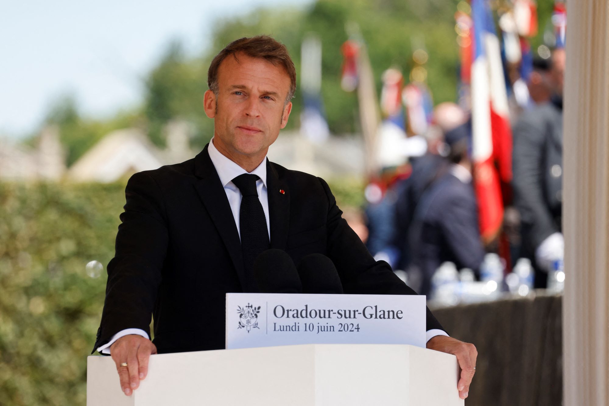 Macron umum pilihan raya mengejut