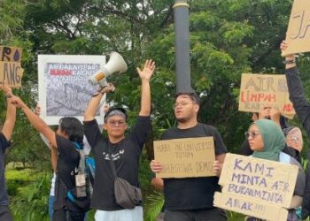 PESERTA perhimpunan aman yang berarak dari UMS ke Menara Kinabalu semalam.