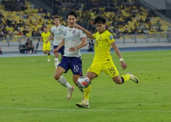 PEMAIN Sayap Negara, Akhyar Rashid melakukan percubaan ke gawang Taiwan pada aksi Kumpulan D Kelayakan Piala Dunia 2026/Piala Asia 2027 di Stadium Nasional Bukit Jalil, malam ini.- UTUSAN/FARIZ RUSADIO