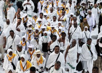 di saat jutaan umat Islam berkumpul untuk melakukan ibadah haji, bumi Mekah yang seharusnya menjadi simbol kesucian dan kebersihan kadang-kadang dicemari sampah berserakan. – AFP