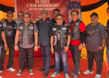 KAMARUDDIN Mohamed (lima dari kiri) bergambar bersama sebahagian peserta yang hadir pada majlis sambutan Ulang Tahun Kedua DK Bikes di Galeri Pameran DK Bikes, Kuala Lumpur, semalam.
