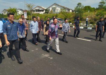 NGA Kor Ming (tengah) pada perasmian jalan utama Bandar Seri Botani di Ipoh  hari ini. - UTUSAN