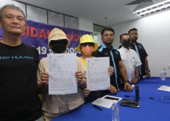 IBU dan adik kembar mangsa (dua dari kiri) menunjukkan salinan laporan polis dibuat oleh mereka di Balai Polis Seberang Perai Utara dalam sidang akhbar di ibu negara, hari ini.