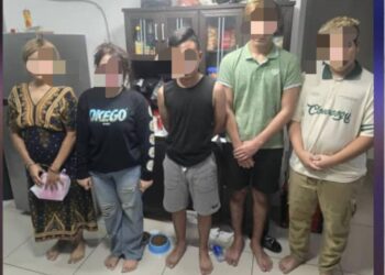 DUA wanita antara lima ditahan disyaki terbabit dalam aktiviti mempromosi seks dan penjualan ubat kuat di laman sosial.