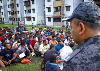 SEBAHAGIAN warga asing yang diperiksa Jabatan Imigresen dan Pasukan Gerakan Am (PGA) ketika operasi serbuan dekat sebuah flat di Bandar Sultan Suleiman, Klang, Selangor. – UTUSAN / SADDAM YUSOFF