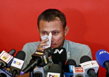 FAISAL Halim mengesat air mata ketika berkongsi situasi dirinya dalam sidang akhbar khas di Pusat Latihan Selangor FC, Shah Alam.