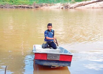 MUHAMMAD Khairuddin Mohd. On mendayung sampan sebelum menaiki motosikal yang diletakkan di seberang jalan untuk ke sekolahnya di Bukit Ibam di Rompin, Pahang.