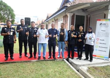 Tan Sri Ir (Dr.) Lim Hock San, Pemegang Amanah LBS Foundation (tengah), disertai oleh YDH SAC Muhammad Idzam Bin Dato’ Hj Jaafar, Komandan Pusat Latihan Polis Kuala Lumpur (PULAPOL), dan ACP Sarifudin Mohd Salleh, Ketua Jabatan Siasatan dan Penguatkuasaan Trafik Kuala Lumpur merangkap Pengelola Sepak Takraw PDRM, pada pelancaran Rumah Sepak Takraw PDRM hari ini.