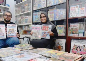 MOHD. Redzuwan Mohd Jamail dan isterinya menunjukkan antara koleksi majalah Gila-Gila di rumahnya di Taman Bintong Aman, Kangar, Perlis, semalam. – UTUSAN/IZLIZAN OTHMAN