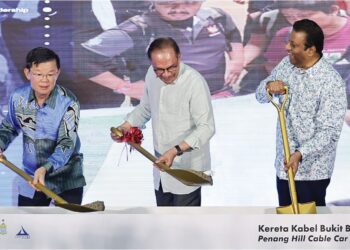 ANWAR Ibrahim pada majlis perasmian dan pecah tanah projek kereta kabel Bukit Bendera di Taman Botani, George Town, Pulau Pinang. Turut hadir, Chow Kon Yeow (kanan) dan Ravindran Menon.