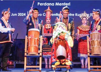 ANWAR Ibrahim dan Abang Johari Tun Openg ketika merasmikan Majlis Makan Malam Sambutan Gawai Dayak Peringkat Sarawak 2024 di Kuching, malam kelmarin. – GAMBAR FB ANWAR IBRAHIM
