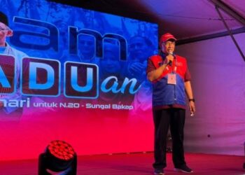 JOOHARI Ariffin ketika mengumumkan iltizamnya pada kempen PRK DUN Sungai Bakap menerusi Ceramah Perpaduan di Taman Tasek Indah, Simpang Ampat, Nibong Tebal, malam semalam.