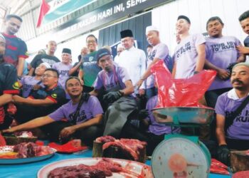 ANWAR Ibrahim (tengah) melihat proses melapah daging korban ketika menghadiri Program Korban Perdana di Masjid Jamek Cherok Tok Kun Bawah, Bukit Mertajam, Pulau Pinang. – UTUSAN/IQBAL HAMDAN