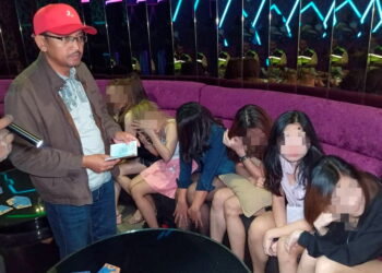 MEOR Hezbullah Meor Abdul Malik (kiri) menyertai Op Gegar di sebuah pusat hiburan di Ipoh yang membawa kepada tangkapan 11 wanita pelayan pelanggan (GRO) kelmarin. – UTUSAN