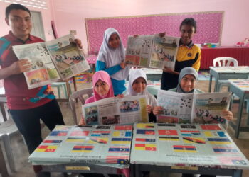 GURU dan murid SK Convent Teluk Intan membaca sisipan Utusan Pelajar yang mula diterbitkan Rabu lalu. – UTUSAN/AIN SAFRE BIDIN