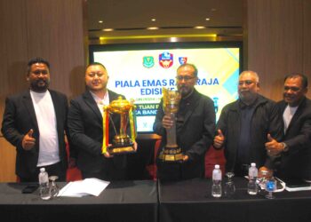 Mohd. Firdaus Mohamed (tiga dari kanan) dan Mohd. Ridhwan Mohd. Ali bersama Piala Emas Raja-Raja Edisi ke-102 dan Piala Agong di Ayer Keroh, Melaka. UTUSAN/AMRAN MULUP