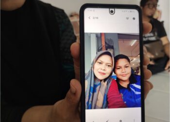 AHLI keluarga menunjukkan gambar Muhammad Danish yang hilang dan ditemukan semula di Dataran Merdeka Kuala Lumpur, kelmarin.  - UTUSAN/NOR AINNA HAMZAH