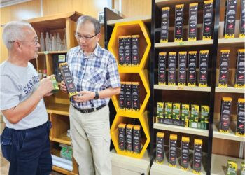 SHAMSUL Bahri Abd. Razak (kanan) membincangkan sesuatu dengan seorang ahli jawatankuasa Pelekat mengenai madu jenama T-Ganu di Rumah Madu Terengganu di Wakaf Tembesu, Kuala Nerus, kelmarin. 
–UTUSAN/ZAID MOHD. NOOR