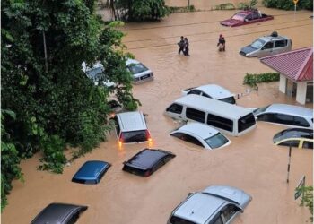 BANJIR yang melanda daerah Penampang hari ini. - GAMBAR MEDIA SOSIAL