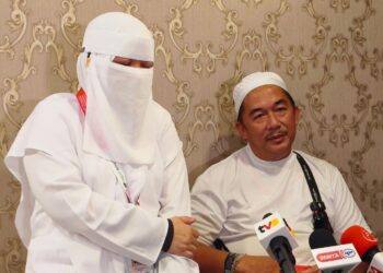 KHAIRUNNISA Abdullah bersama suaminya ketika ditemui pemberita di Mekah, semalam.