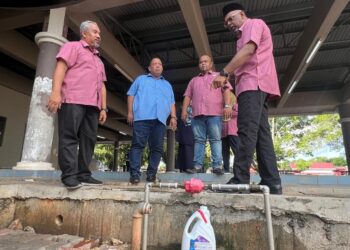 AFFENDI Rajini Kanth (kanan) meninjau stesen bas di Kuala Perlis, Perlis, semalam. - UTUSAN/ASYRAF MUHAMMAD