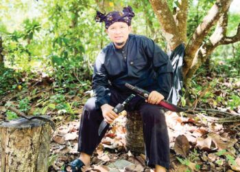 SYEIKH Kyairder Syamzarey Wan Idris berpakaian pendekar semasa melakukan tugas menyembelih haiwan korban di Tok Uban, Pasir Mas, Kelantan, semalam.