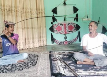MOHAMAD Wahab (kiri) bersama seorang penduduk kampung, Abdul Wahab Che Amin menunjukkan rangka wau berusia lebih setengah abad yang diwarisinya ketika ditemui di Kampung Lubuk Tualang, Sik.