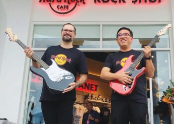 WONG Hon Wai (kanan) dan Micheal Smeeton di hadapan Rock Shop George Town, Pulau Pinang, semalam.