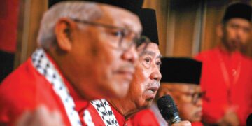 MUHYIDDIN Yassin (tengah) dan Hamzah Zainudin (kiri)